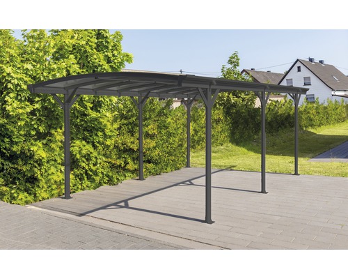 Freistehender Carport aus Aluminium und Polycarbonat im Garten.