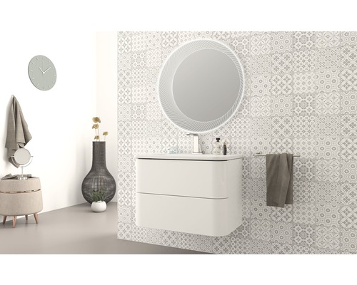 Modernes Badezimmer mit Waschtisch, Spiegel und gemusterter Fliesenwand