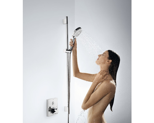 Frau unter einer Handbrause mit Brausestange und Thermostat