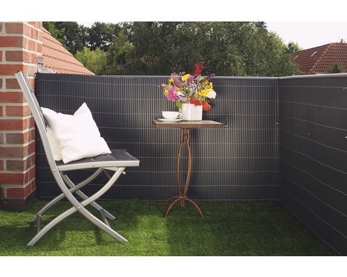 Balkon mit Sichtschutzmatte, Stuhl, Tisch und Blumenvase