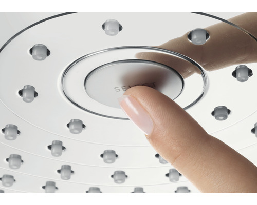 Finger drückt auf Select Taste eines Duschkopfes