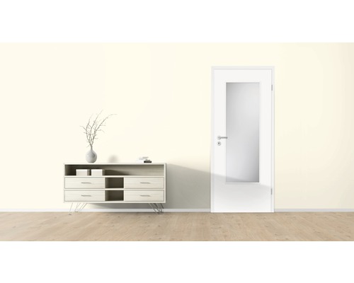 Helles Zimmer mit Kommode und Innentür mit Glaseinsatz