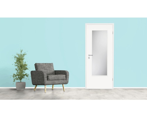 Heller Raum mit Tür, Sessel und Topfpflanze