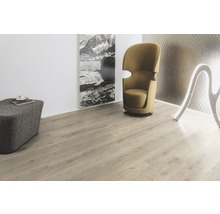 Heller Laminatboden in einem Zimmer mit Sessel und Dekoration