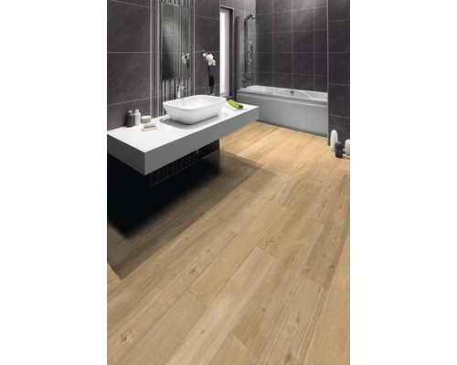 Helles Badezimmer mit Holzboden, Badewanne und Waschbecken