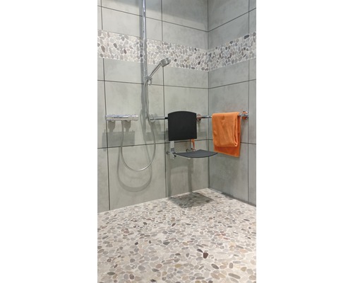 Badezimmer mit Dusche, Duschsitz und Handtuchhalter