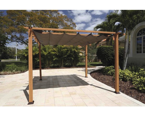 Holzpergola mit Stoffdach im Gartenbereich.