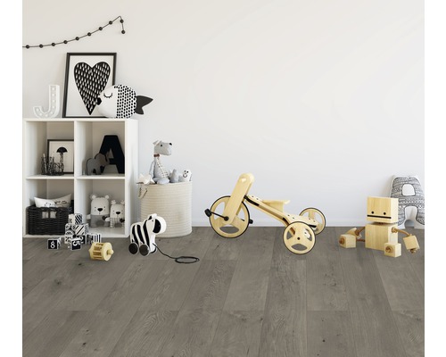 Kinderzimmer mit Spielzeug und grauem Holzboden