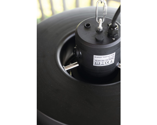 Detailansicht einer elektrischen Heizung mit Aufhängung