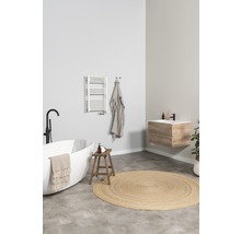 Helles Badezimmer mit freistehender Badewanne, Waschtischunterschrank, Handtuchwärmer und rundem Teppich