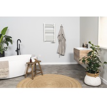 Badezimmer mit freistehender Badewanne, Waschtisch und Handtuchwärmer