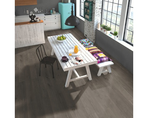 Heller Raum mit Esstisch, Sitzbank und grauem Bodenbelag