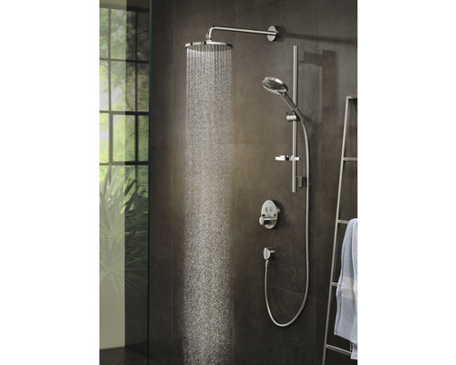 Duschsystem mit Kopf- und Handbrause im Badezimmer mit laufendem Wasser.