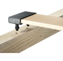 Detailansicht einer Bettverbindung mit Beschlag und Holzleiste.