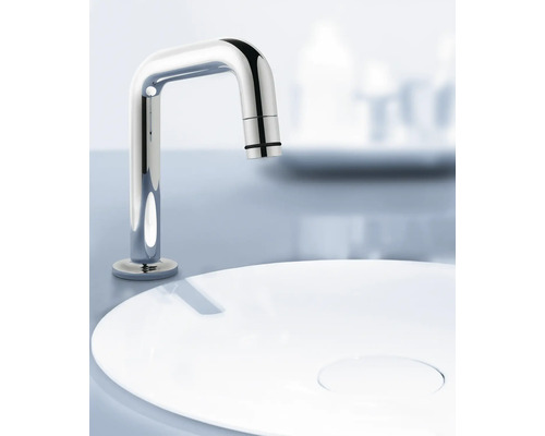 Chromfarbener Waschtischmischer neben einem Waschbecken
