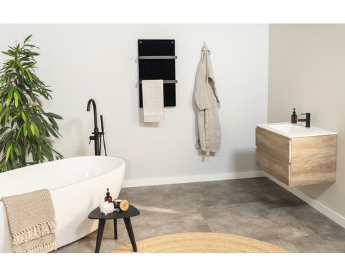 Modernes Badezimmer mit freistehender Badewanne, Waschtisch und Handtuchwärmer