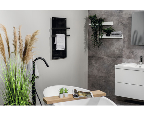 Modernes Badezimmer mit Badewanne, Waschbecken, Handtuchwärmer und Dekorationen für eine helle und organisierte Atmosphäre.