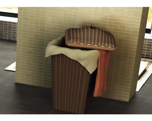 Wäschekorb aus Rattan mit Deckel und Textilien im Badezimmer