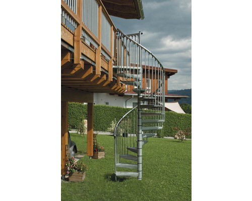 Außentreppe aus Metall als Wendeltreppe im Garten