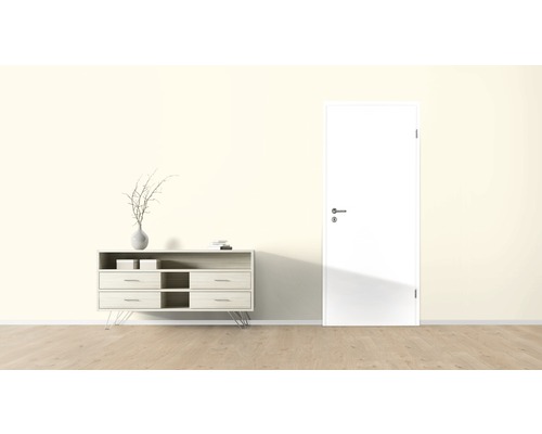 Innenraum mit Kommode und weißer Tür