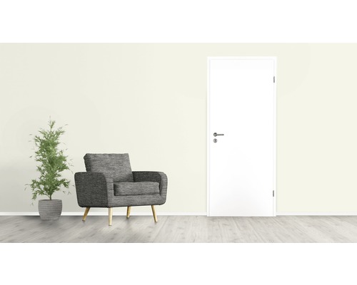 Wohnszene mit Sessel, Zimmerpflanze und Innentür