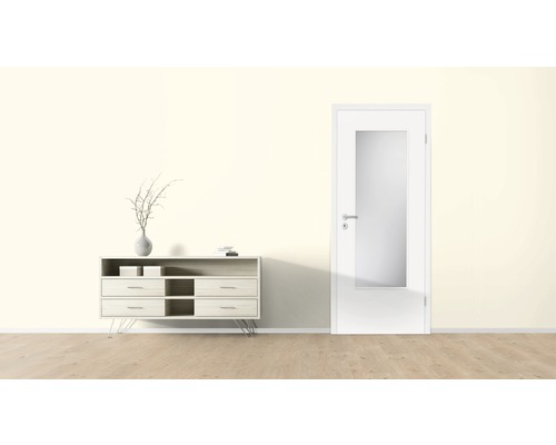 Szene mit Kommode und Innentür mit Glaseinsatz
