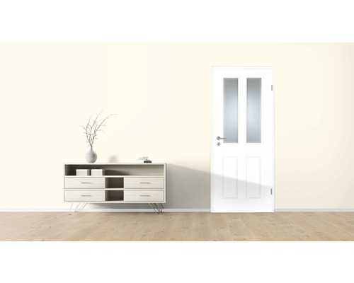 Heller Raum mit Kommode, Dekoration und weißer Tür mit Glaseinsatz