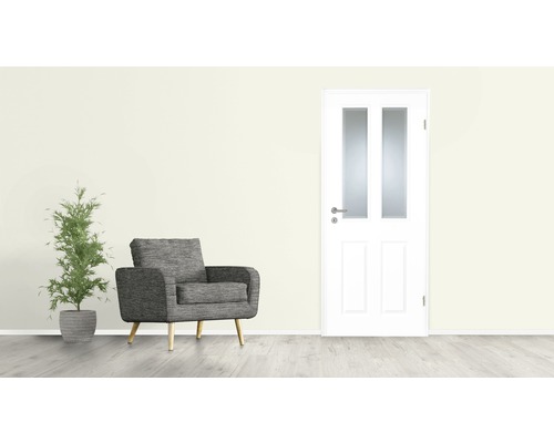 Wohnzimmer mit Sessel, Zimmerpflanze und Innentür