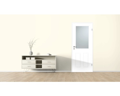 Szene mit Kommode, Dekoration und Innentür mit Glaseinsatz