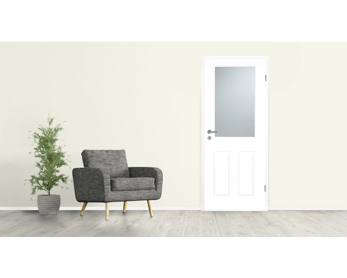 Szene mit Sessel, Pflanze und Innentür mit Glaseinsatz