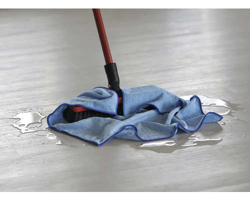 Mopp mit blauem Bezug wischt Wasser auf einem Boden auf