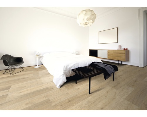 Heller Schlafraum mit Laminatboden, Bett und Möbeln