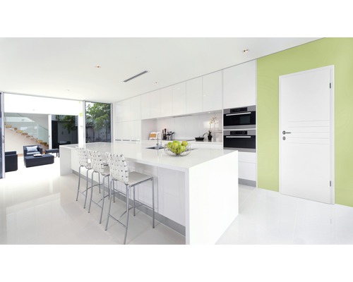 Helle Küche mit Kücheninsel, weißen Schränken und einer Innentür