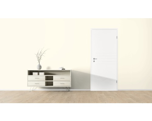 Innenraum mit Kommode, Dekoration und weißer Innentür