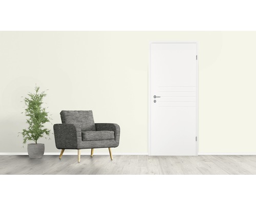 Wohnszene mit Innentür, Sessel und Dekobaum