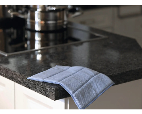 Ein Küchentisch mit einem Mikrofasertuch