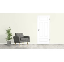 Wohnzimmer mit Sessel, Zimmerpflanze und Innentür