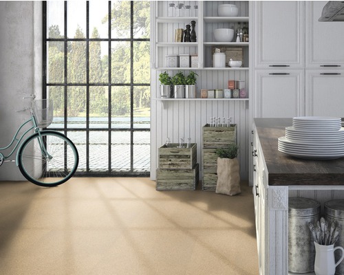 Küche im Landhausstil mit Küchenschränken, Geschirr und Dekoration