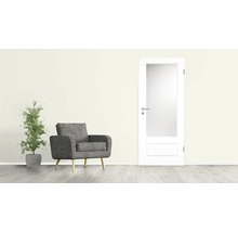 Wohnszene mit Sessel, Zimmerpflanze im Topf und Innentür mit Glaseinsatz