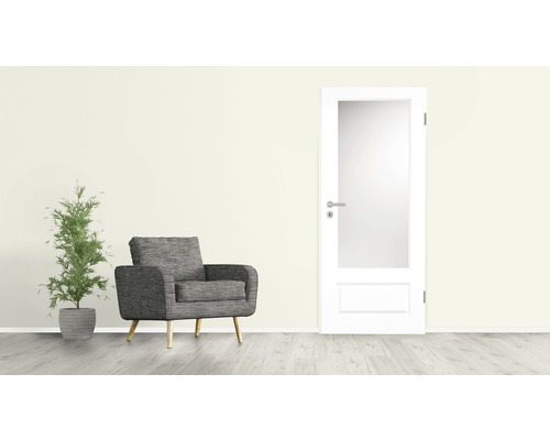 Wohnszene mit Sessel, Zimmerpflanze im Topf und Innentür mit Glaseinsatz