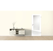 Heller Raum mit Kommode, Dekoration und Innentür mit Glaseinsatz.