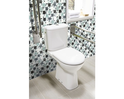 Weisses Stand-WC mit Stützgriffen im Badezimmer