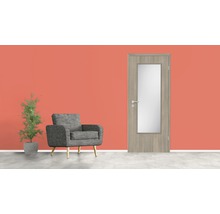 Zimmertür aus Holz mit Glaseinsatz, Sessel und Topfpflanze vor einer Wand