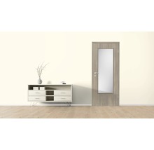 Wohnraum mit Kommode und Innentür mit Glaseinsatz