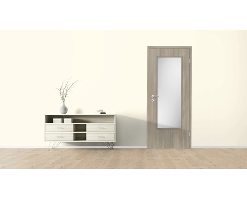 Wohnraum mit Kommode und Innentür mit Glaseinsatz