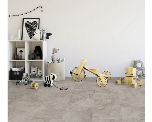 Kinderzimmer mit hellem Vinylboden, Spielzeugregal und Holzspielzeug