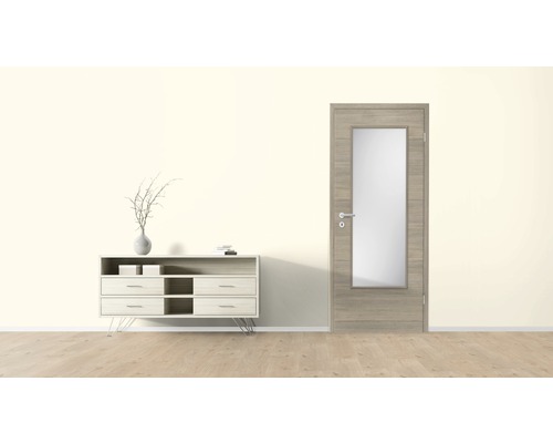 Szene mit Kommode und Innentür mit Glaseinsatz.