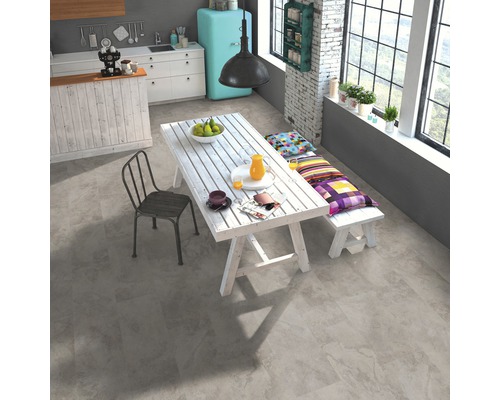 Heller Wohnraum mit Esstisch, Stuhl, Bank und großem Fenster für eine freundliche Atmosphäre.