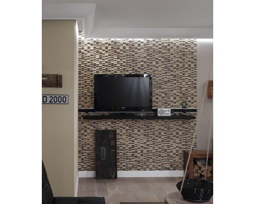 Wohnzimmer mit Mosaikwand und Fernseher