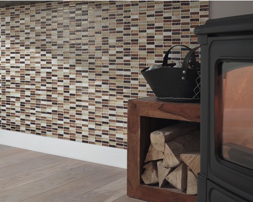 Wandgestaltung mit Mosaikfliesen neben einem Kaminofen mit Holz